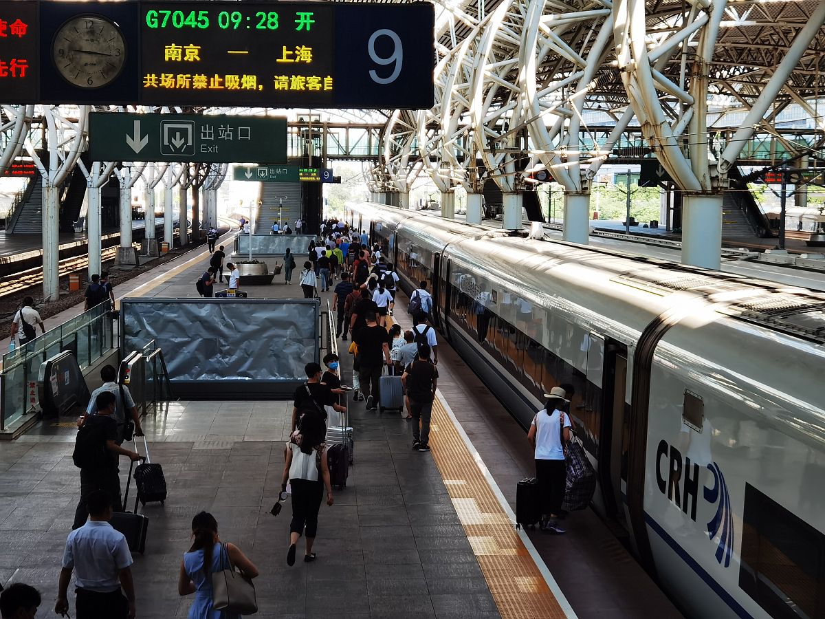 2020年8月17日,江苏省南京市,南京火车站迎来暑运客流小高峰.