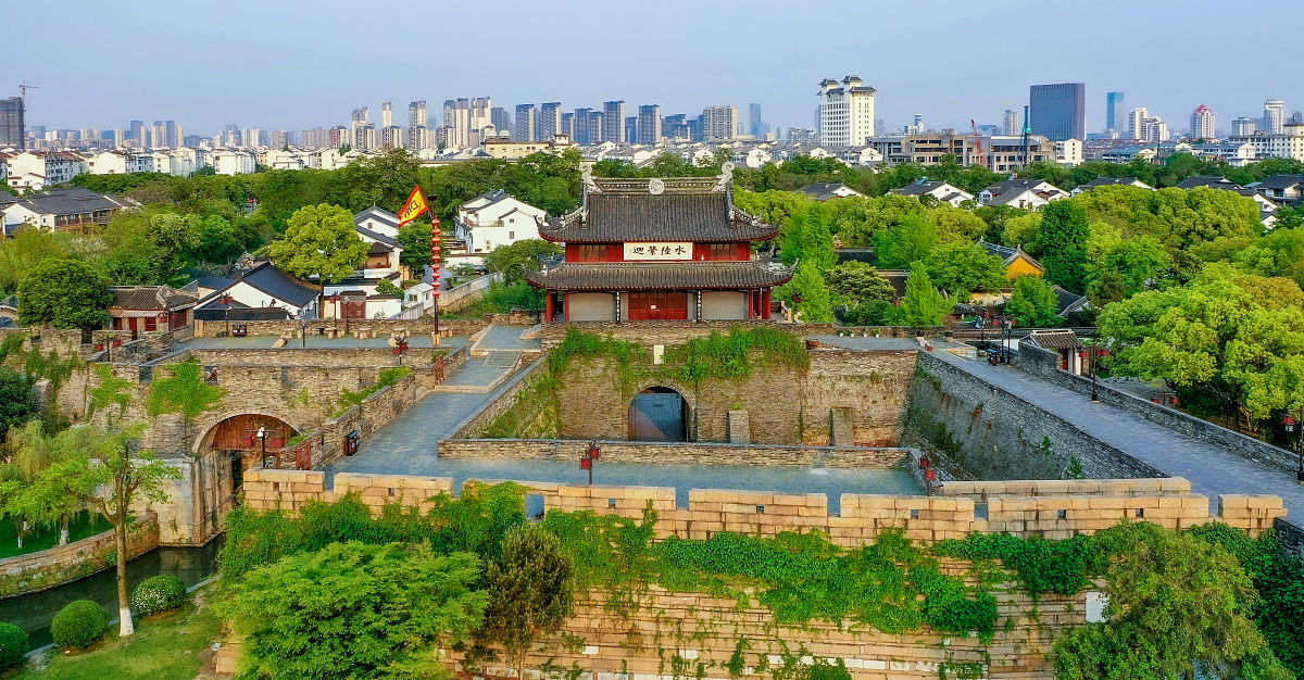 2020年4月26日,苏州盘门景区日出风光.