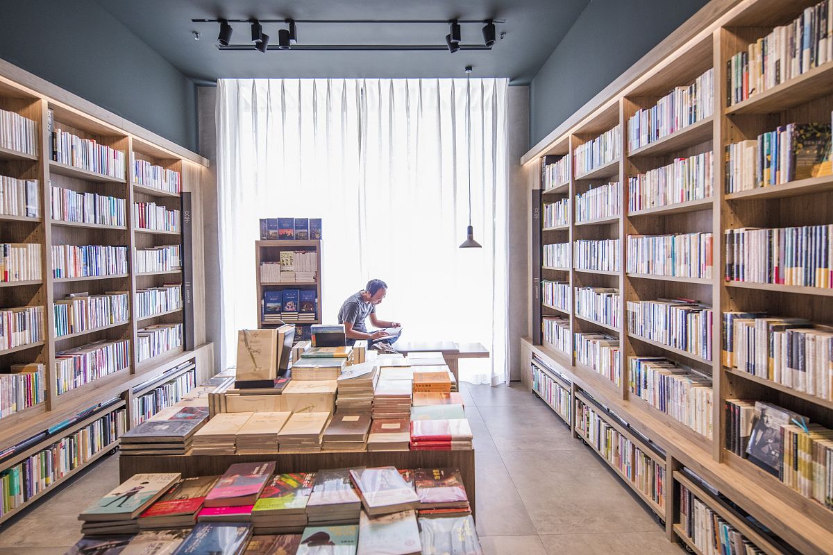 请写出以下程序功能#include stdioh#include stdlibh#include stringh#define MAX_SIZE 1000typedef struct char bookCode20; char bookName50; char author50; char publisher50; char bookkind50; char