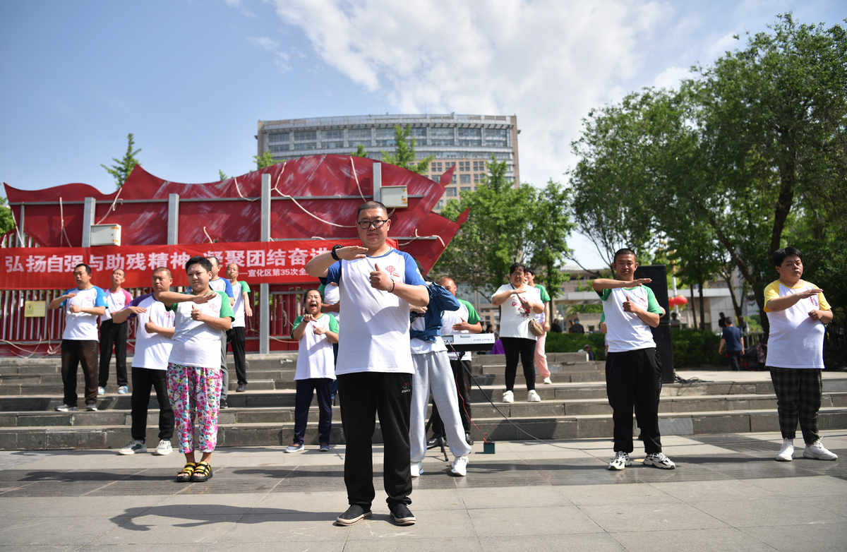 闭幕式前激情四射！代表队拔河比赛燃爆综合楼广场