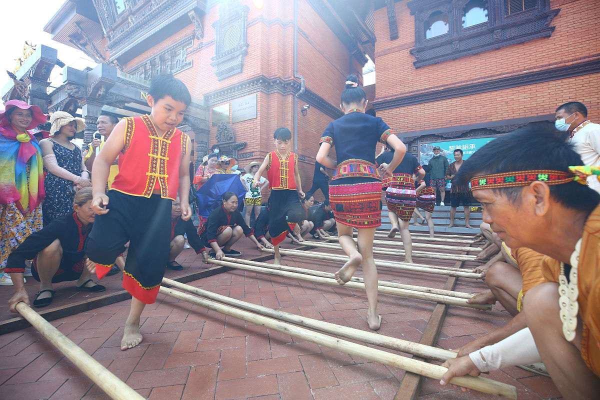 2021年5月1日,海南三亚,在三亚南山文化旅游区,民间艺人在表演打柴舞.