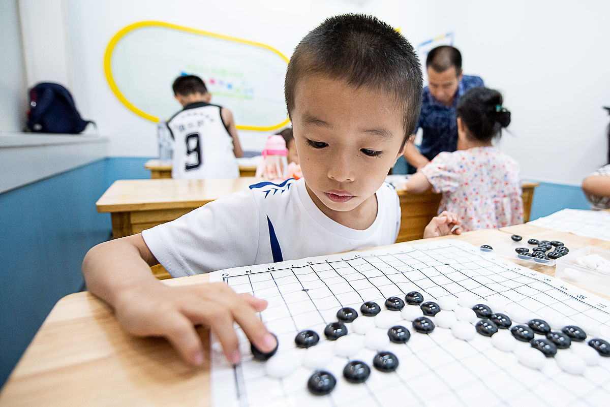 将以下内容整理成笔记语言流畅言简意赅。然后呢看看对手看看看对手画因为有些时候呢我下去的话呢也会很紧张啊就是脸都会发红包包括我曾经最紧张的一次下棋的时候手手手但是呢？嗯就是你看一看对手之后呢你就会好一点啊因为你想啊对于你和你的对手来说其实这是同一盘比赛对不对啊？如果你都觉得紧张了那么你想想他是不是也紧张了嗯嗯？高慧吧嗯对吧啊你俩下一盘时间你一紧张她也紧张得大家都紧张你有什么好怕的是不是啊？可能你会觉