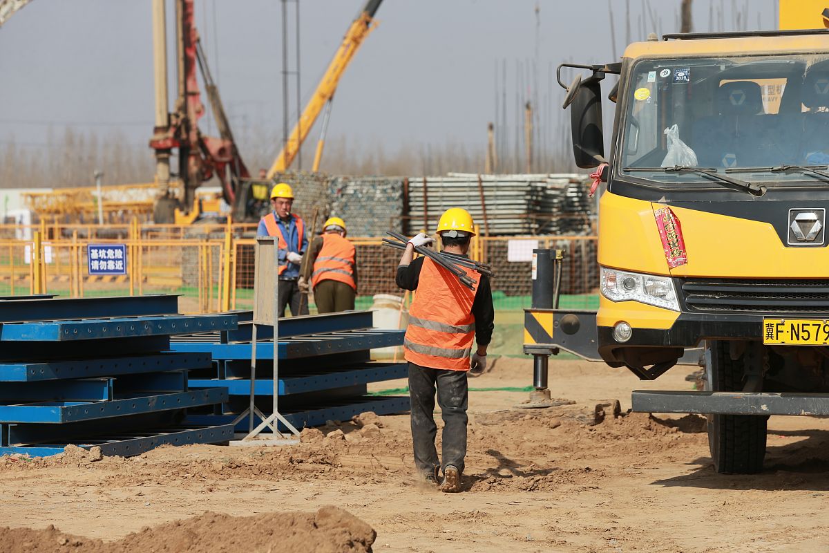 设备开箱查验立杆44个、监控箱56个、复合线8100米、电源线2000米、PE管600米等。2 水利基础开挖、浇筑19个点位立杆、监控箱安装12个点位。3 民宗监控项、摄像机安装5个点位安装。4 点位勘察：水利7个民宗8个、公安治安小区20个、应急12个、生态环境46个。根据以上内容编制监理建议