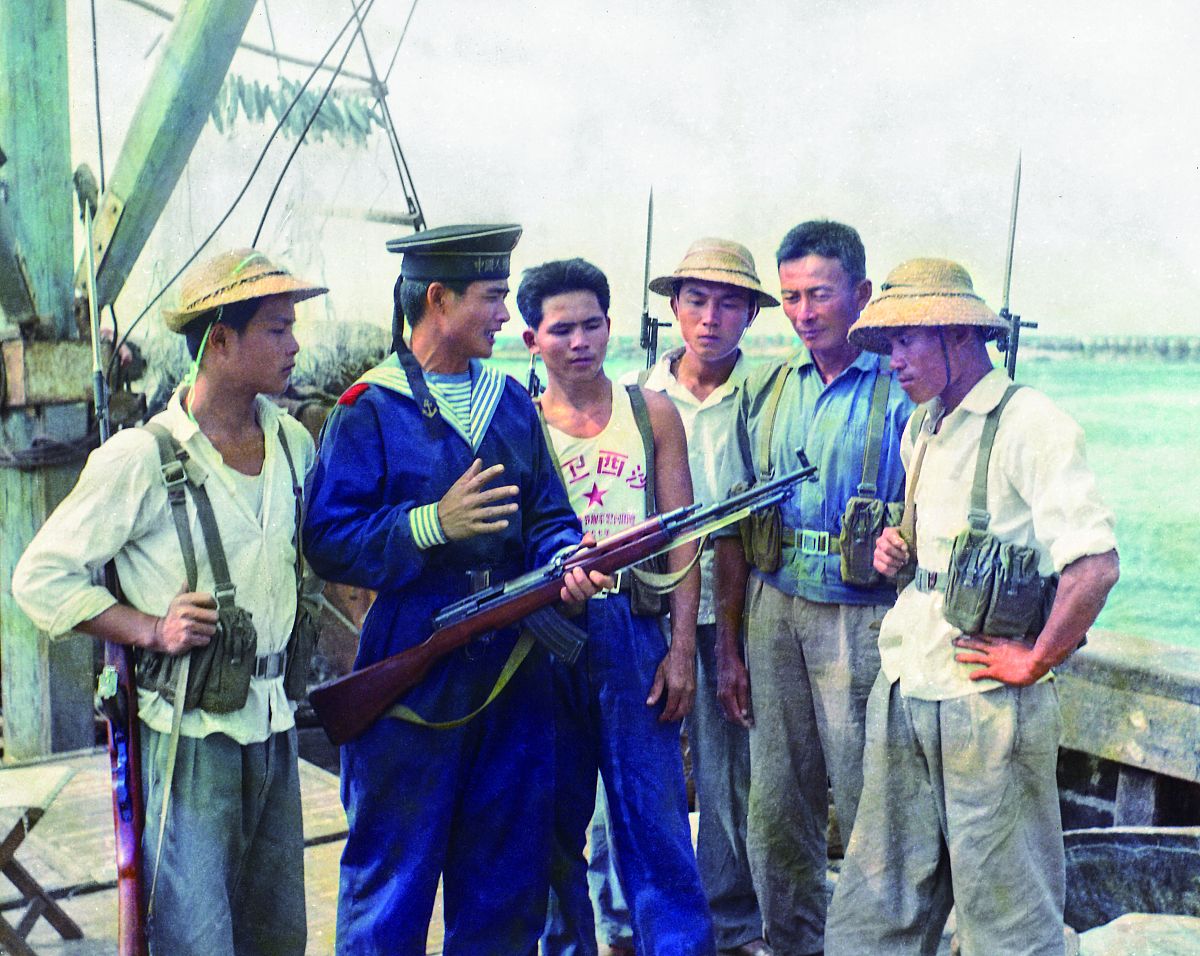 请结合对越西沙群岛反击战海湾战争与俄乌冲突三次事件论述现代军事发展历程。