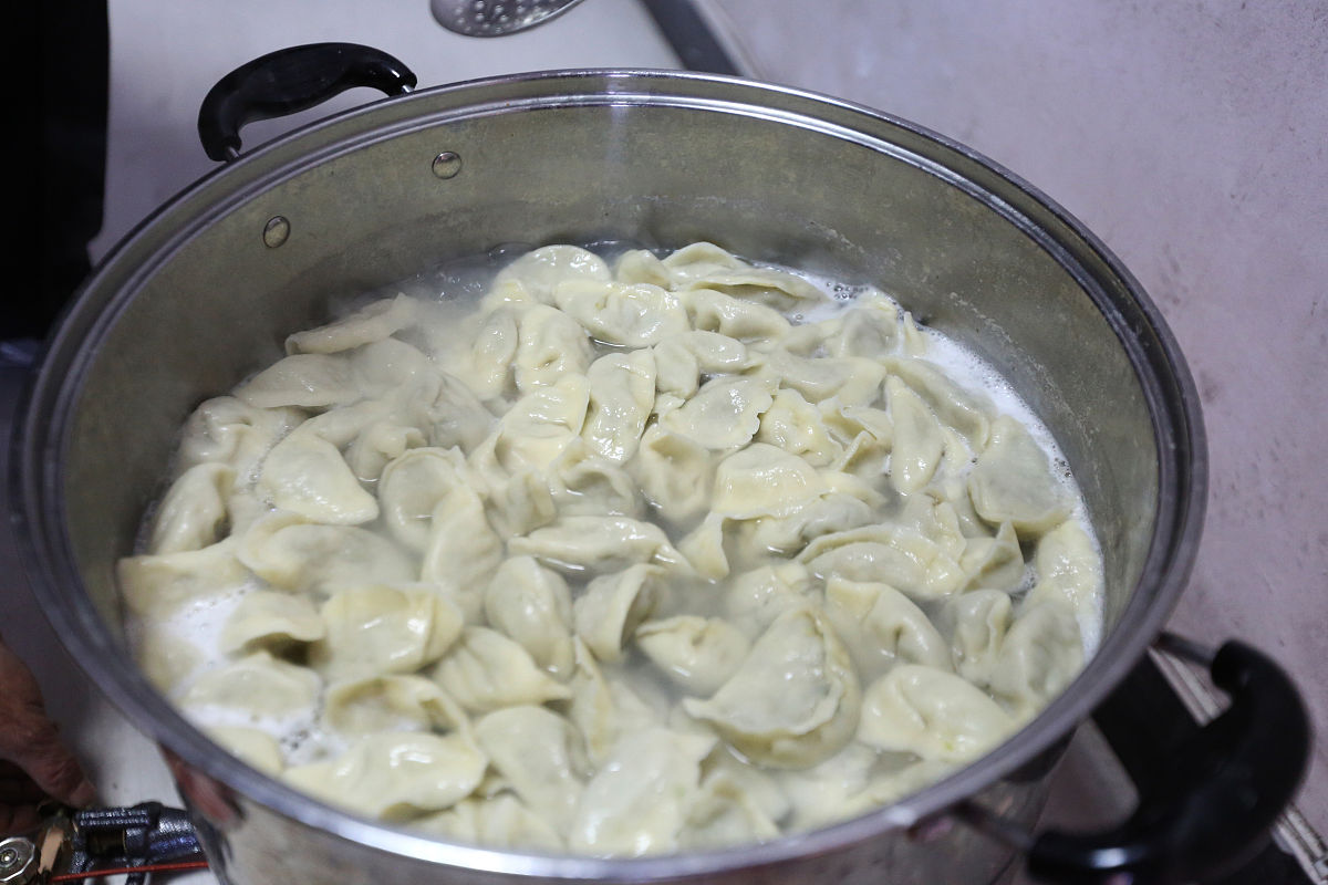 煮冰冻饺子黏住了