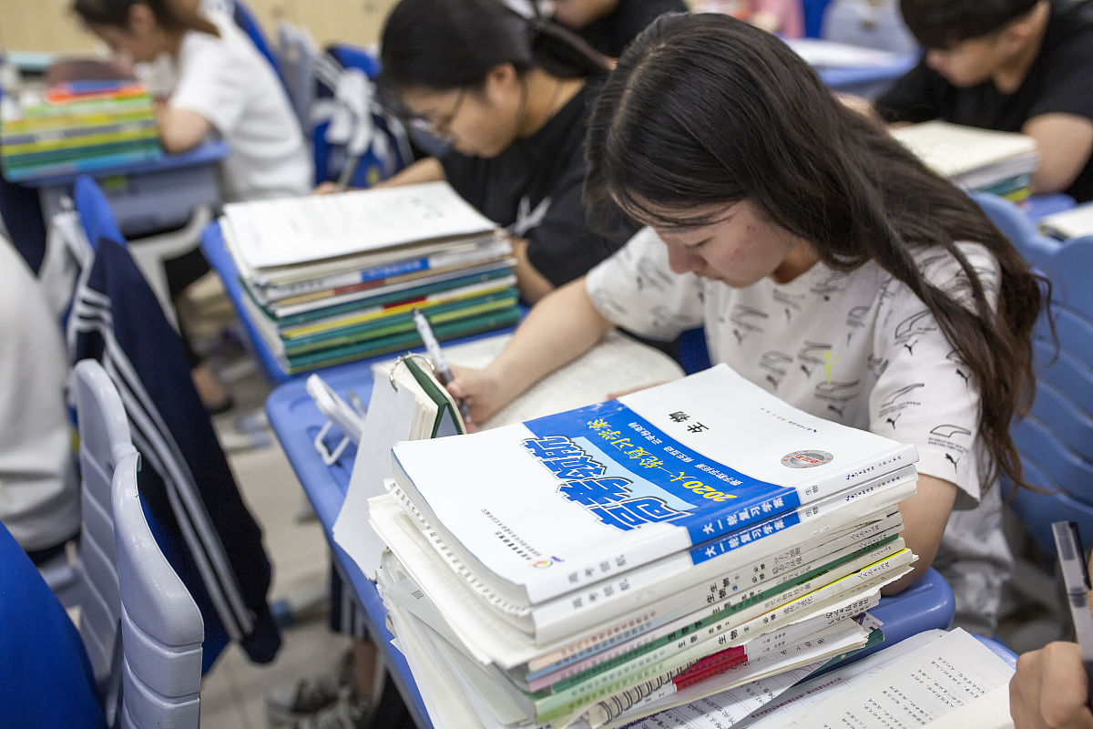 2020年6月8日,山东滨州渤海中学的校园内,高三的晚自习上鸦雀无声.离