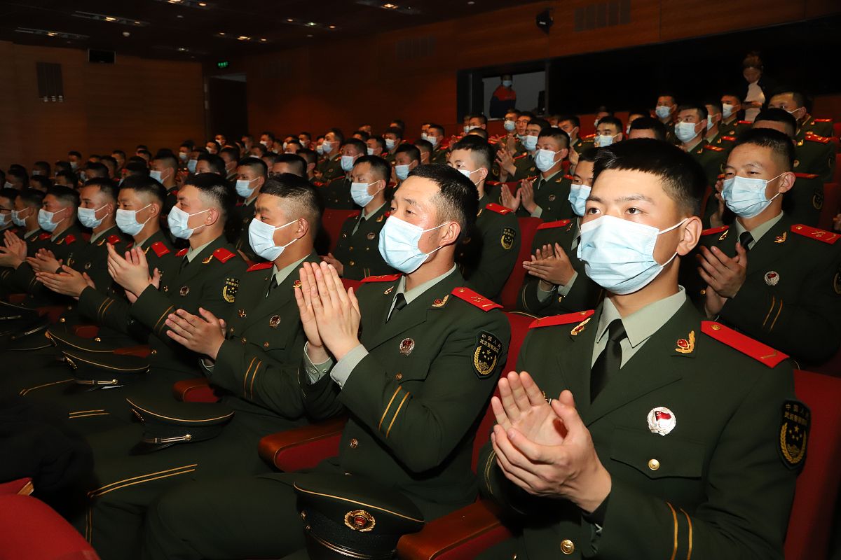 2021年4月18日,北京,武警官兵聆听"歌咏党史 唱颂辉煌"主题音乐党课.
