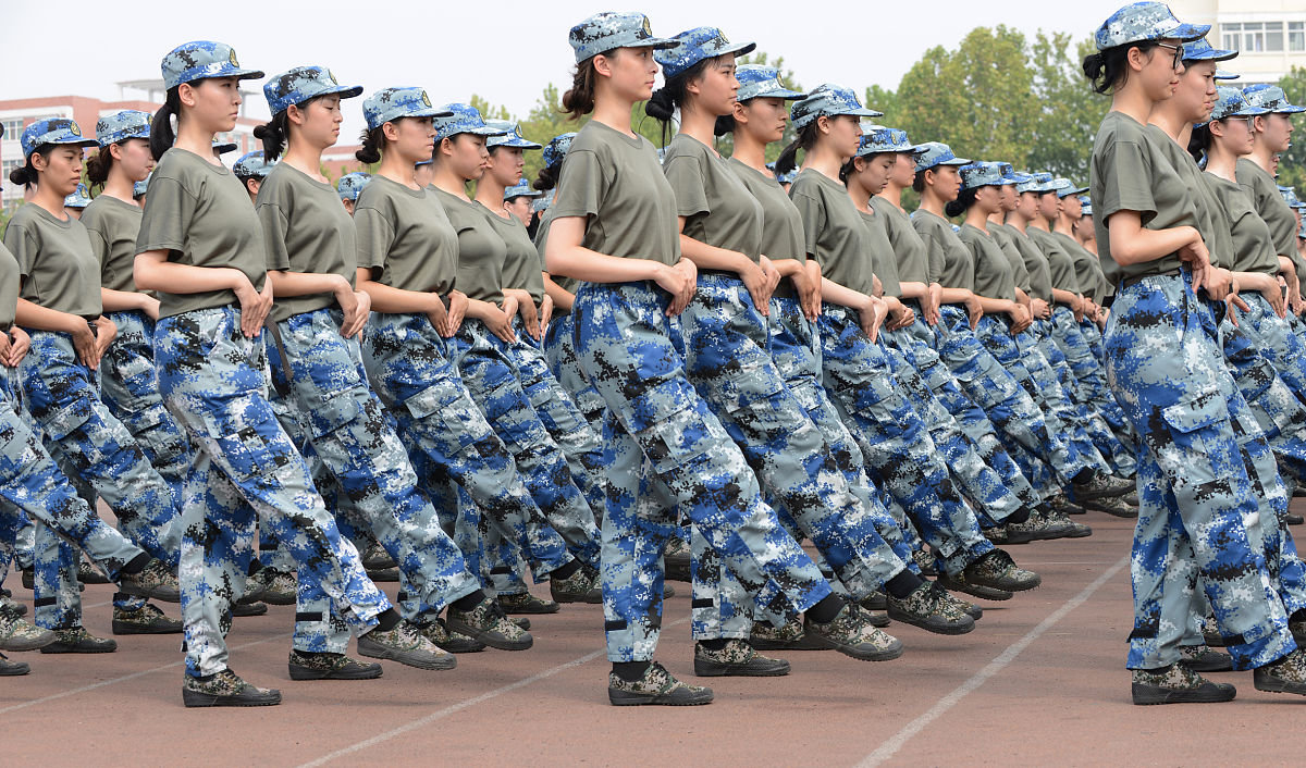 成都市航空专业学校实行军事化管理：培养航空人才的独特模式