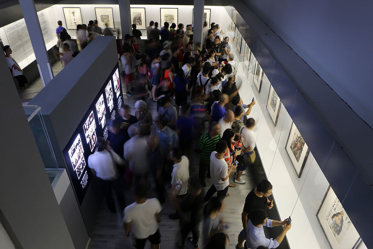 2018年8月9日,成都,观众在参观展览.(如下载使用,请务必署名成都商报 