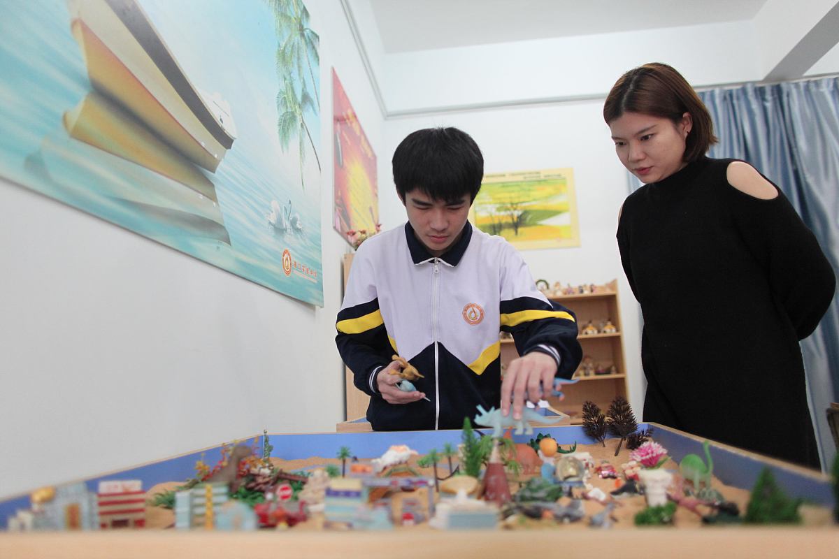 主张经验课程和主动作业的教育家：约翰·杜威