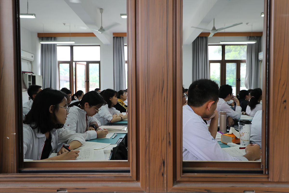 2018年6月4日,浙江省宁波二中,高三的同学在进行最后的紧张复习中.(宁