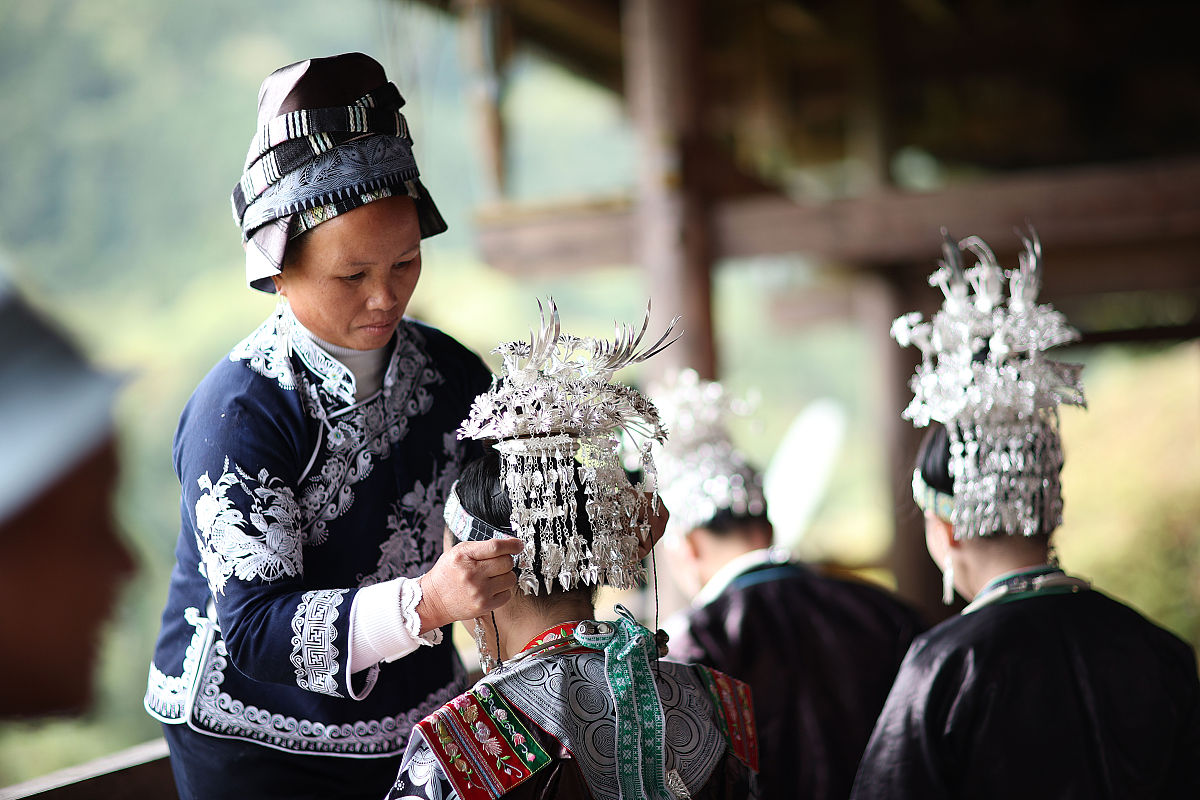 2021年10月21日,贵州黔东南,丹寨县扬武镇排莫村,身着节日盛装的苗族