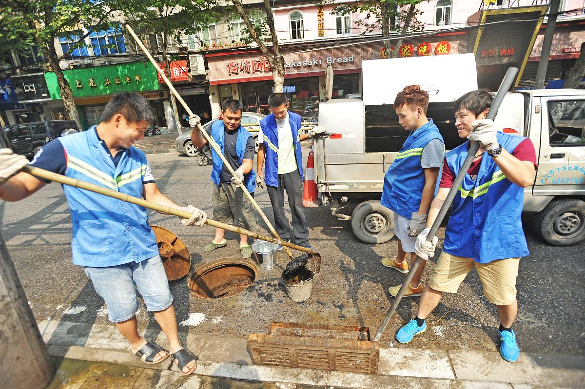 乡村街道清扫步骤：从垃圾清理到环境整理