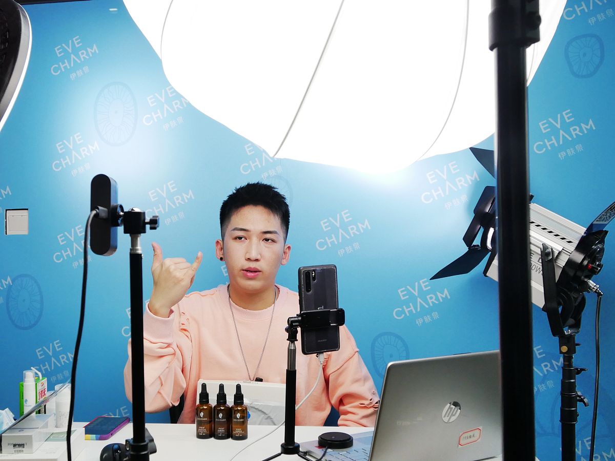 视频拍摄爱好者怎么利用拍摄赚钱