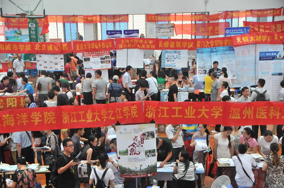 征文主题：助学筑梦铸人。题目不限字数 15000 字左右。体裁为记叙文要求内容真实感情真挚突出人物个性和独特经历传递正能量。 征文内容：由受国家奖励或资助的学生亲自撰写讲述本人大一在专科学校学习计算机的青春奋斗故事。 文章要求原创严禁抄袭