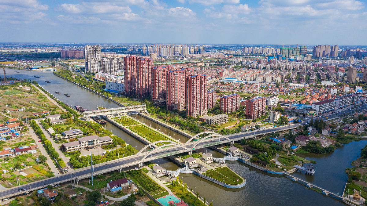 2020年10月9日,航拍江苏海安船闸周边,两岸绿化景观带与清澈运河水相