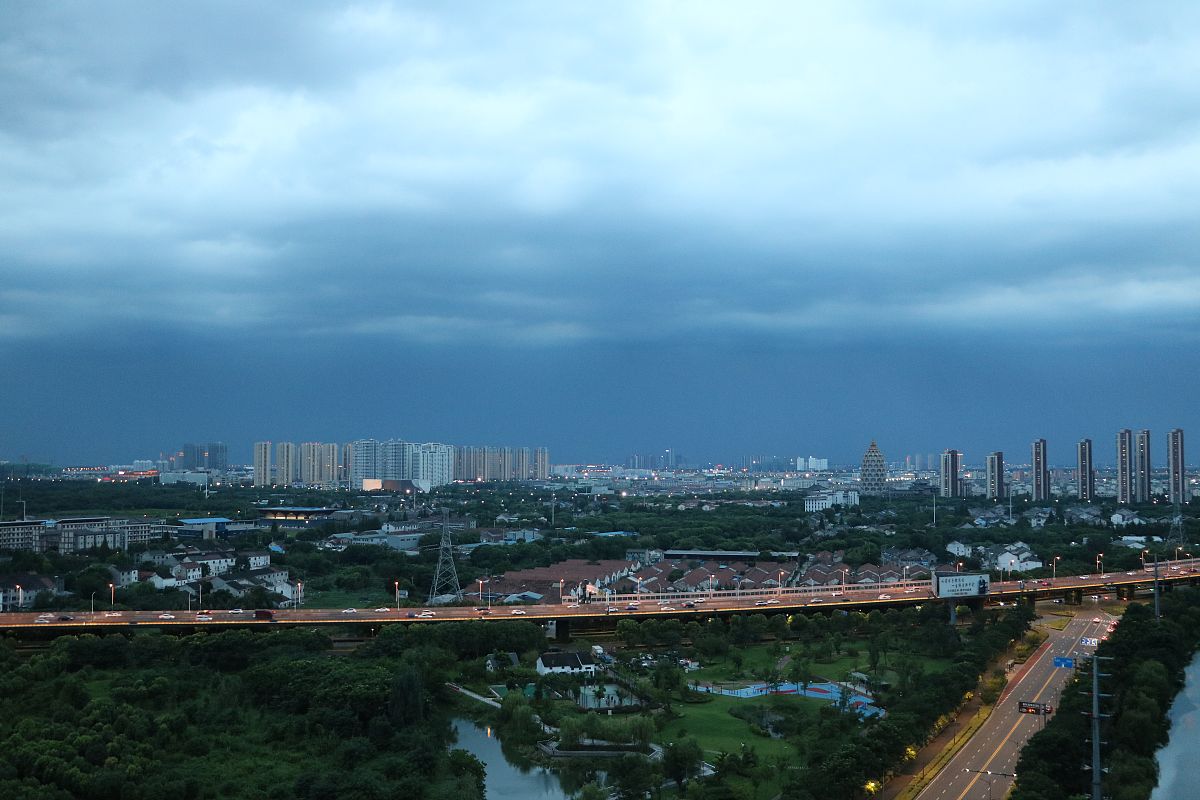 2021年7月17日傍晚,江苏常州,暴雨将至,天空乌云密布.