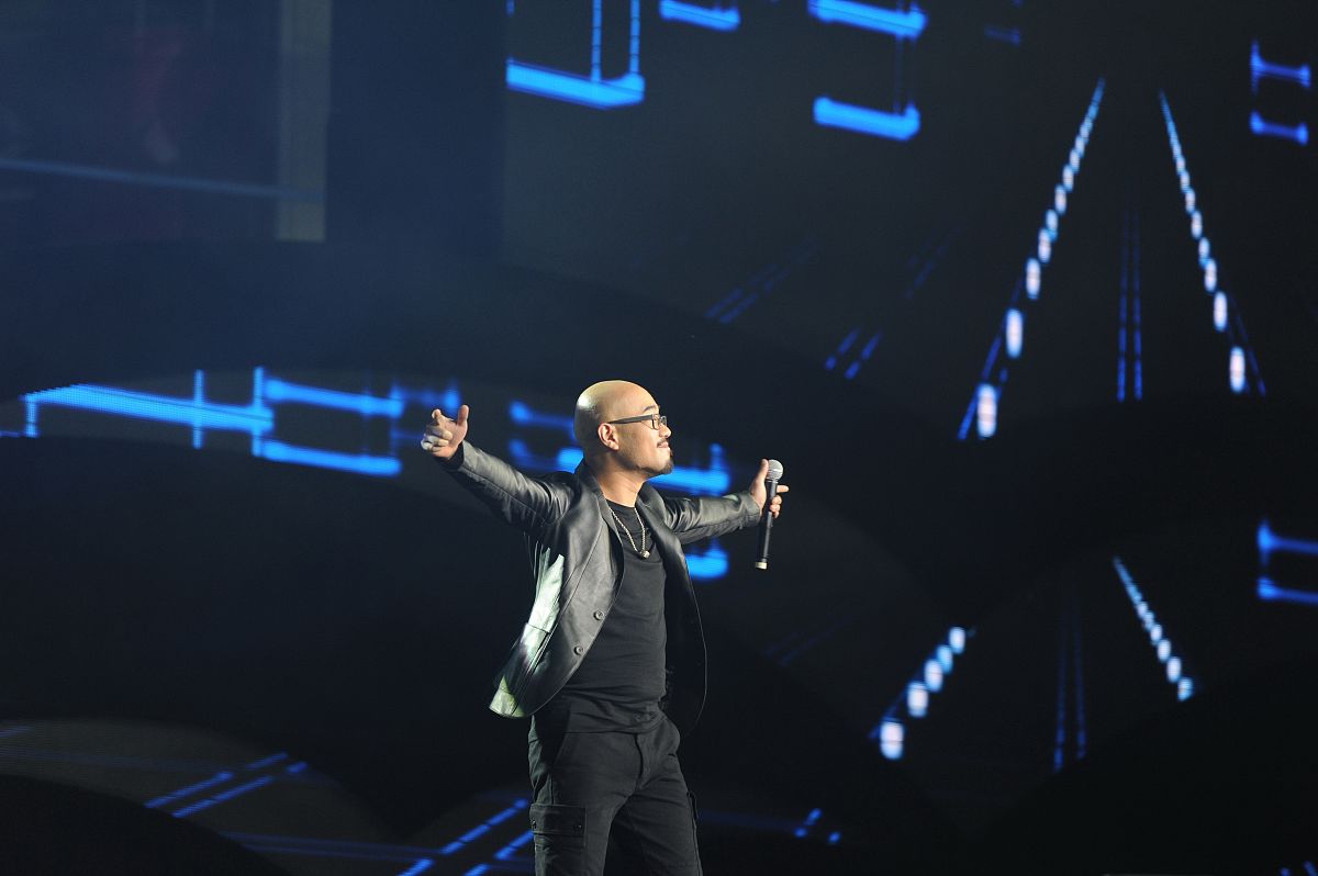 写一首表达怀旧情绪的嘻哈中文歌曲歌词表达的主题为独立。歌词结构为verse1、verse2、Pre-Chorus、chorus1、chorus2、verse3、verse4、Bridge、chorus3、chorus4结构完整性温度值为2。建议歌词结尾以yingyin押韵温度值为01。保证chorus1、chorus2、chorus3、chorus4歌词不重复此要求温度值为1。歌曲主题、歌曲名、歌