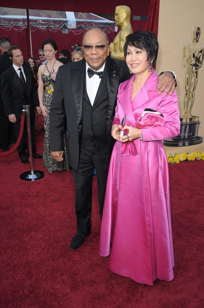 阆中师范学校音乐表演专业就业方向：音乐家、教师、行业从业者、媒体人