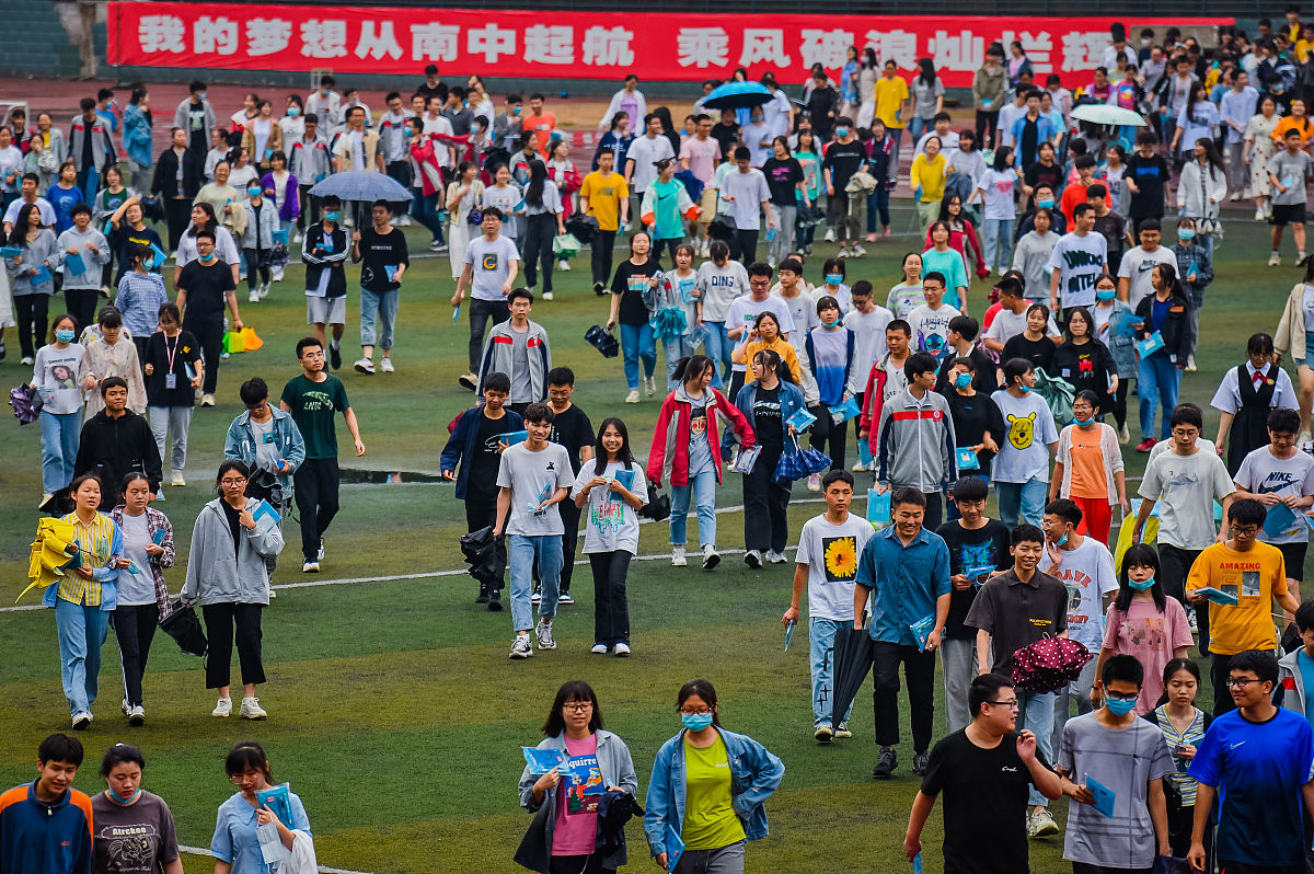 我的室友杨某参加了学校运动会的走方阵帮我为他写一份加油词