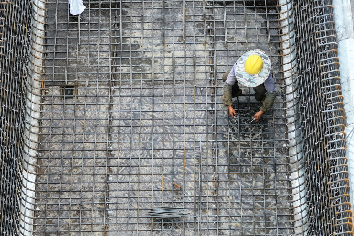 当屋面上有造形框柱但屋面为屋框粱时这个端部位节点钢筋的锚固怎么计算 我是想问在这种情况下钢筋的锚固倍数是按15倍d算起了还是按锚固倍数的1点7倍d算起