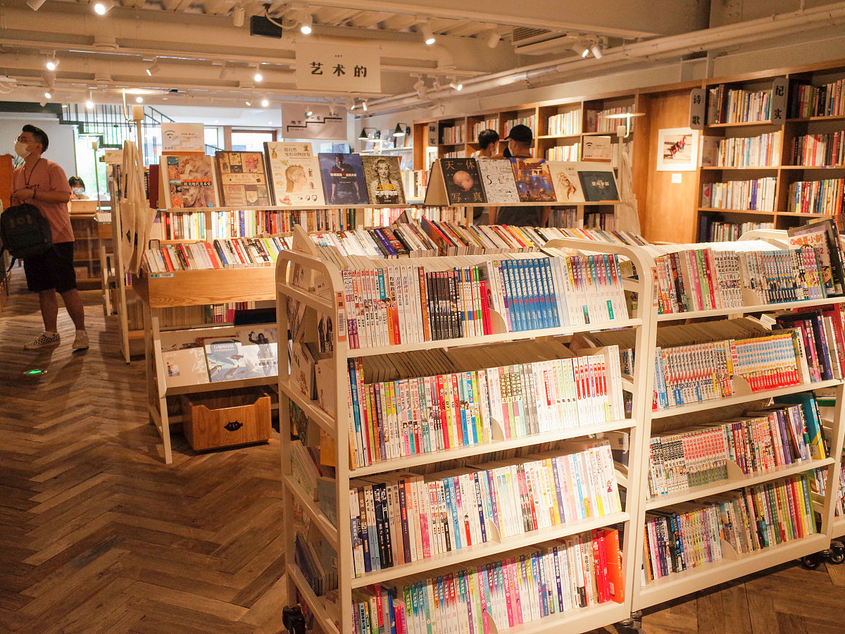 2020年6月29日,北京,多抓鱼二手书店吸引市民阅读"打卡".