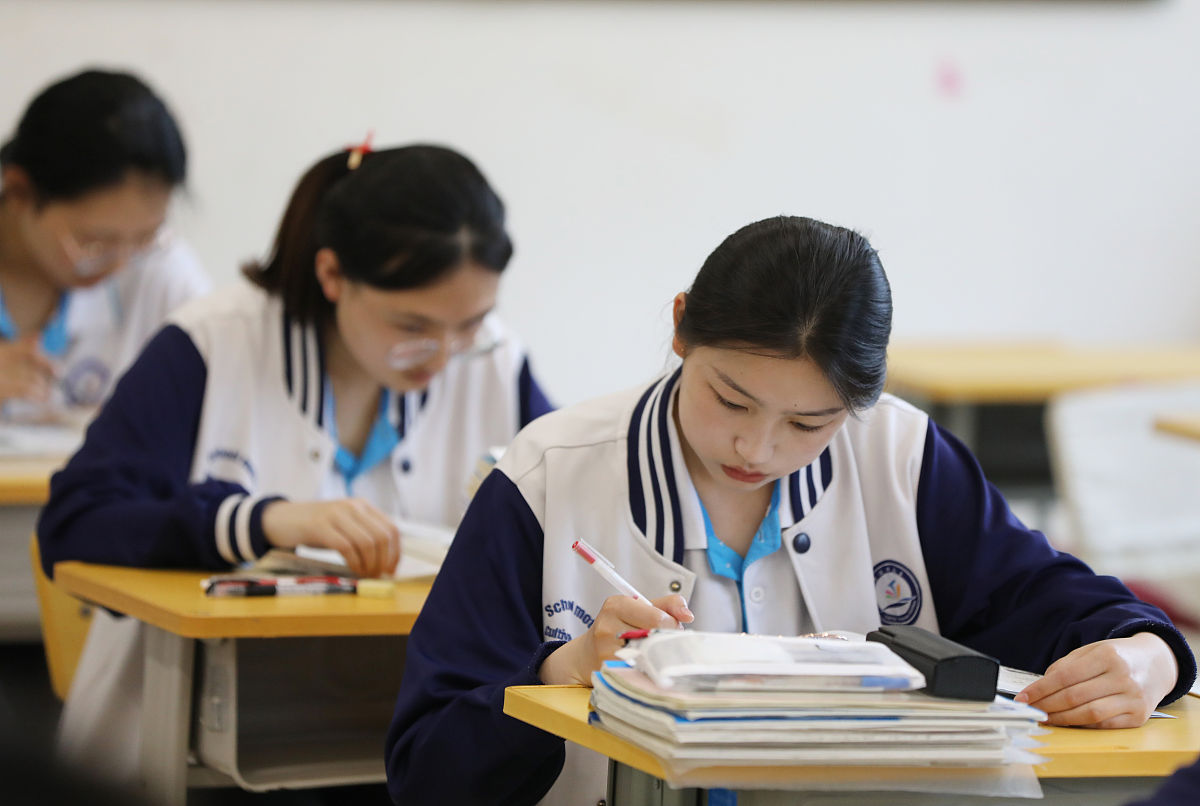 2020年6月9日,青岛,高三学生正在备战冲刺高考.
