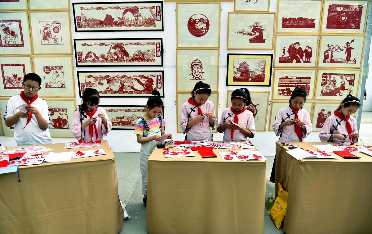 中国学生赴泰研学，剪纸文化绽放异彩