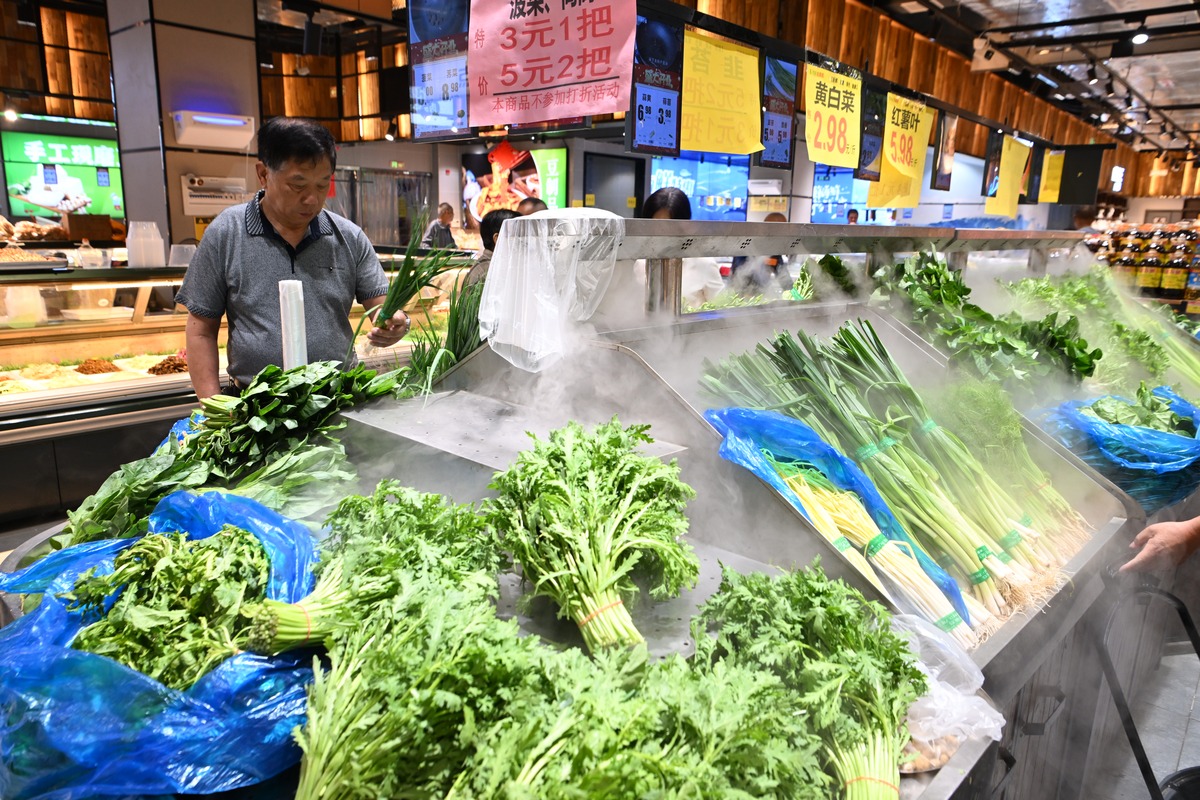 昌大昌连锁超市经营的生鲜农产品品种齐全主要涉及蔬菜、水果、肉、蛋、奶、水制品六大类。品类较多降重但不要改变语义字数不要减少