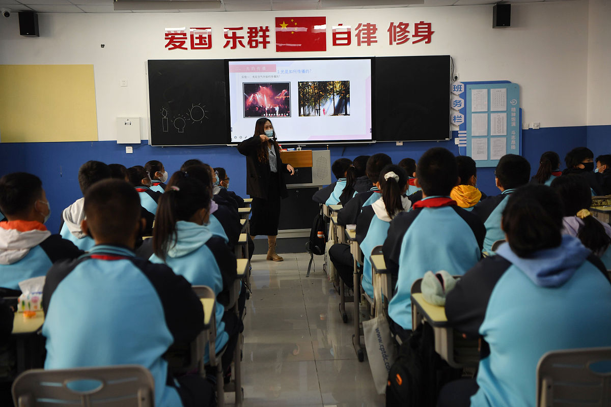 大学班会材料：严格遵守校规，营造良好风气