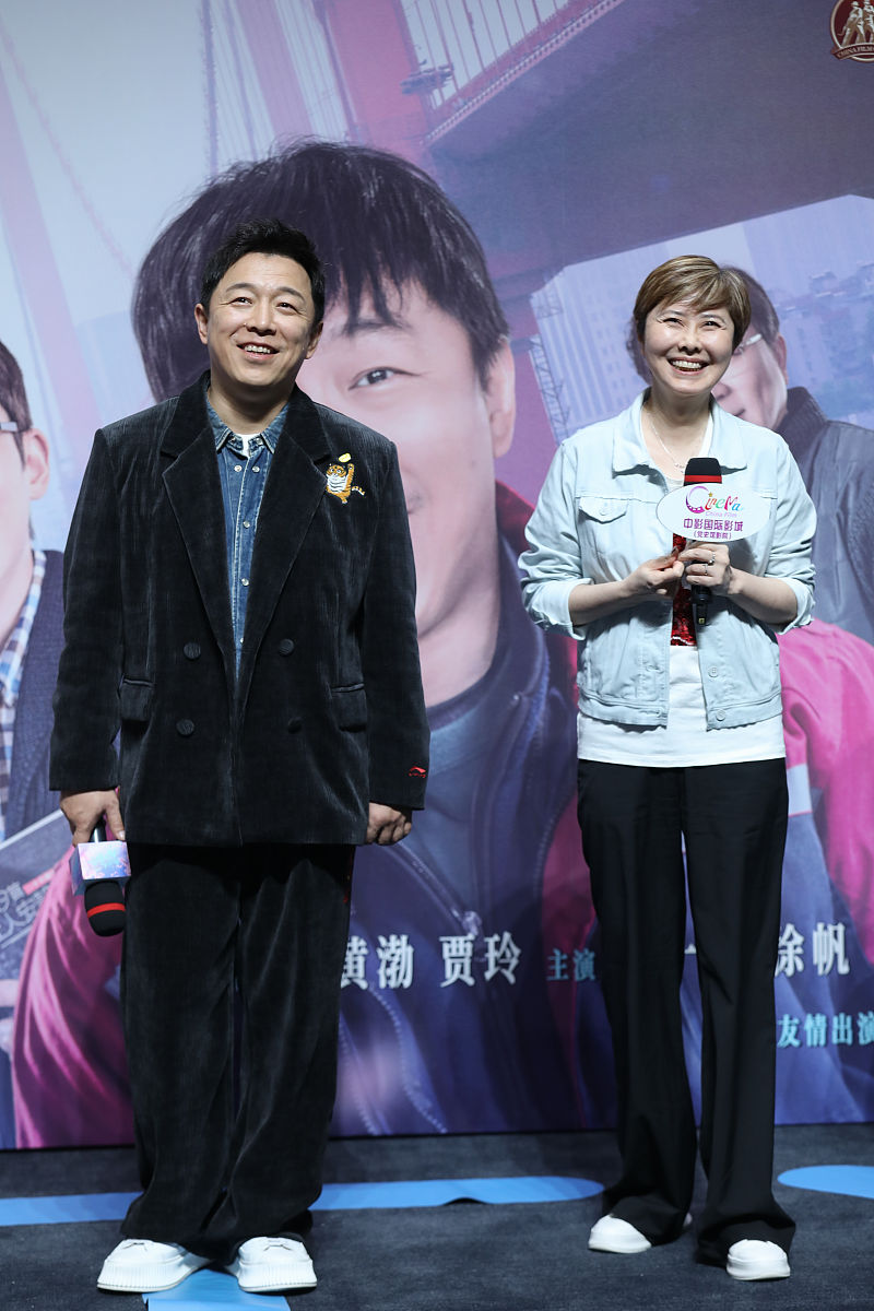 黄渤幽默主持开幕式，法语小抄引全场爆笑，马克龙纠正发音并握手