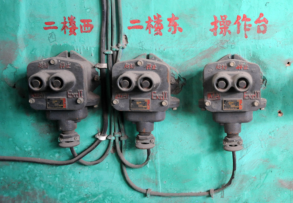 起重机安全装置：防止小车超限的装置是什么？