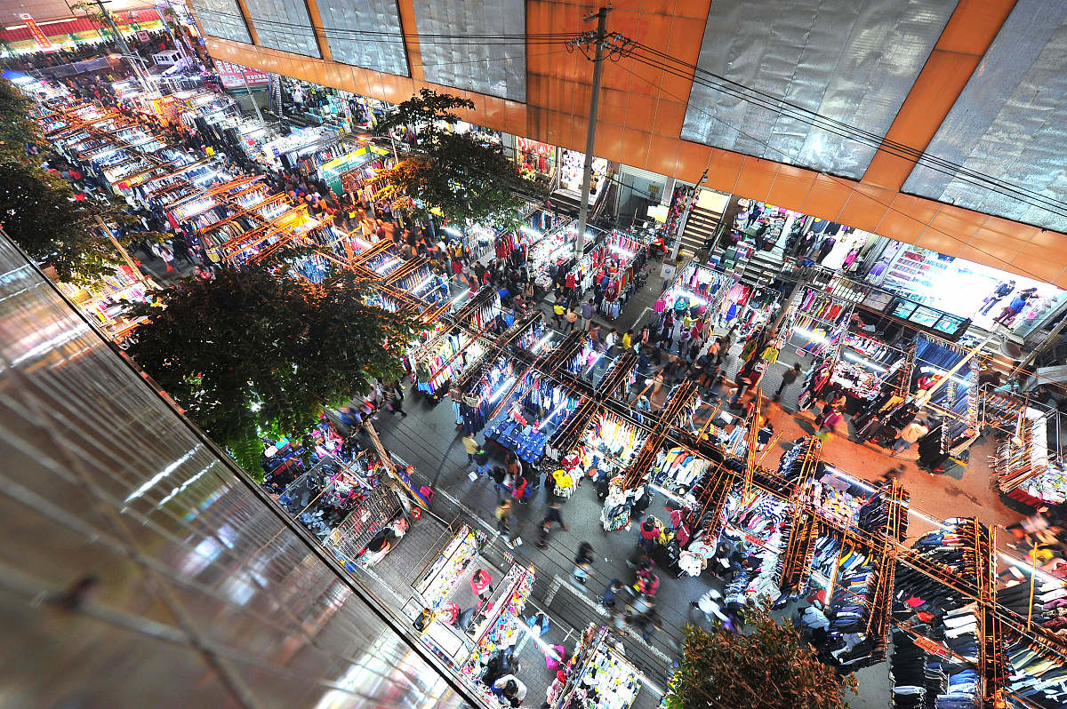 2015年11月28日,广西南宁市,地处朝阳市中心的平等街夜市人潮涌动,人