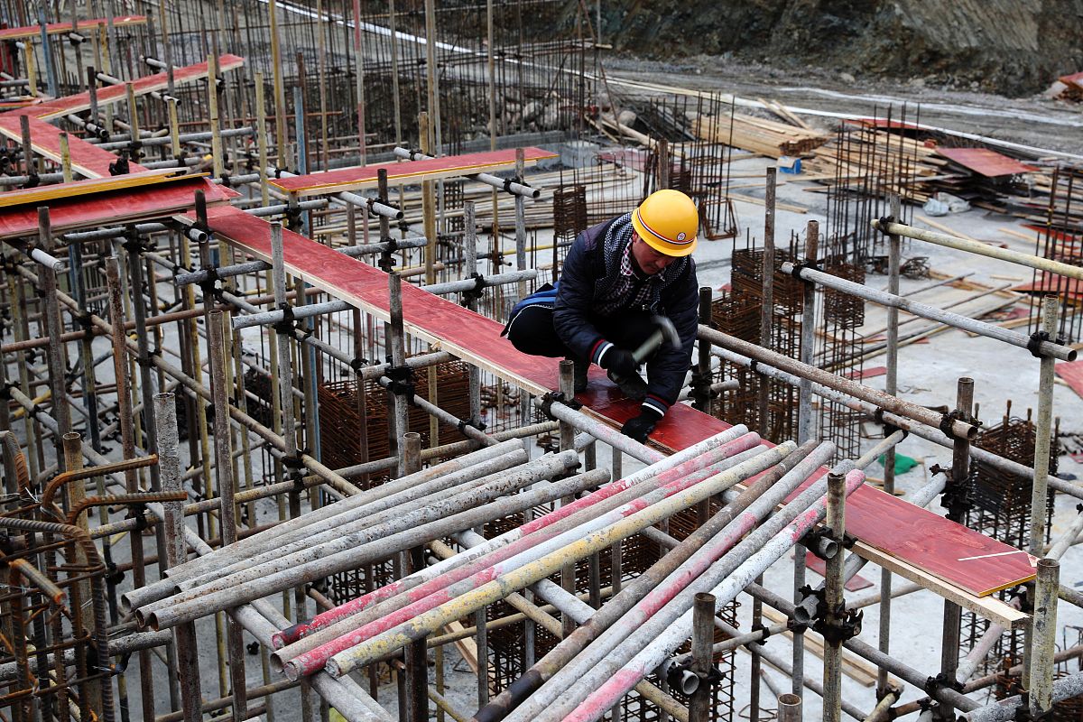 2019年2月14日,工人在重庆市黔江区李家溪易地扶贫搬迁安置点项目工地
