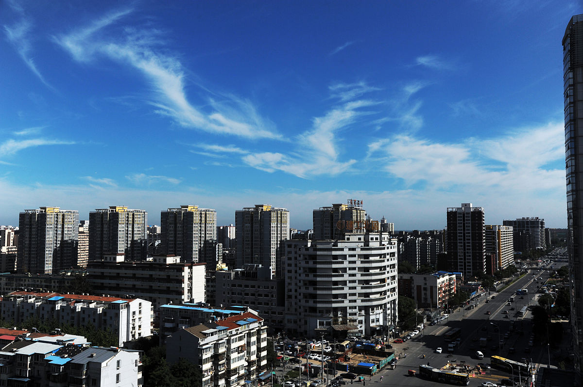 2015年8月4日,北京,今日下午在北京上空,湛蓝的天空白云飘飘,在一个小