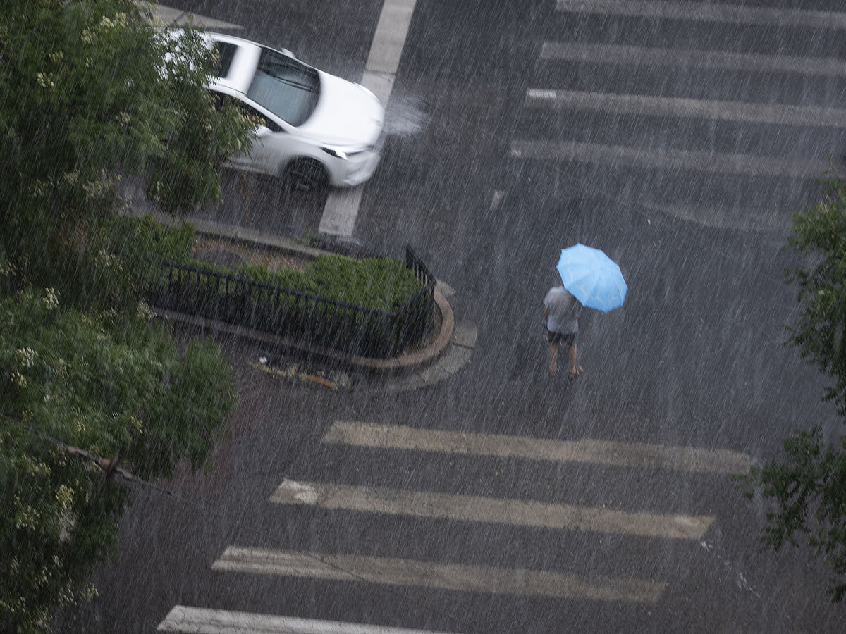 目前突发雷阵雨天气早上会议大家注意交通安全迟一点到也没事。请根据上述内容你一段通知