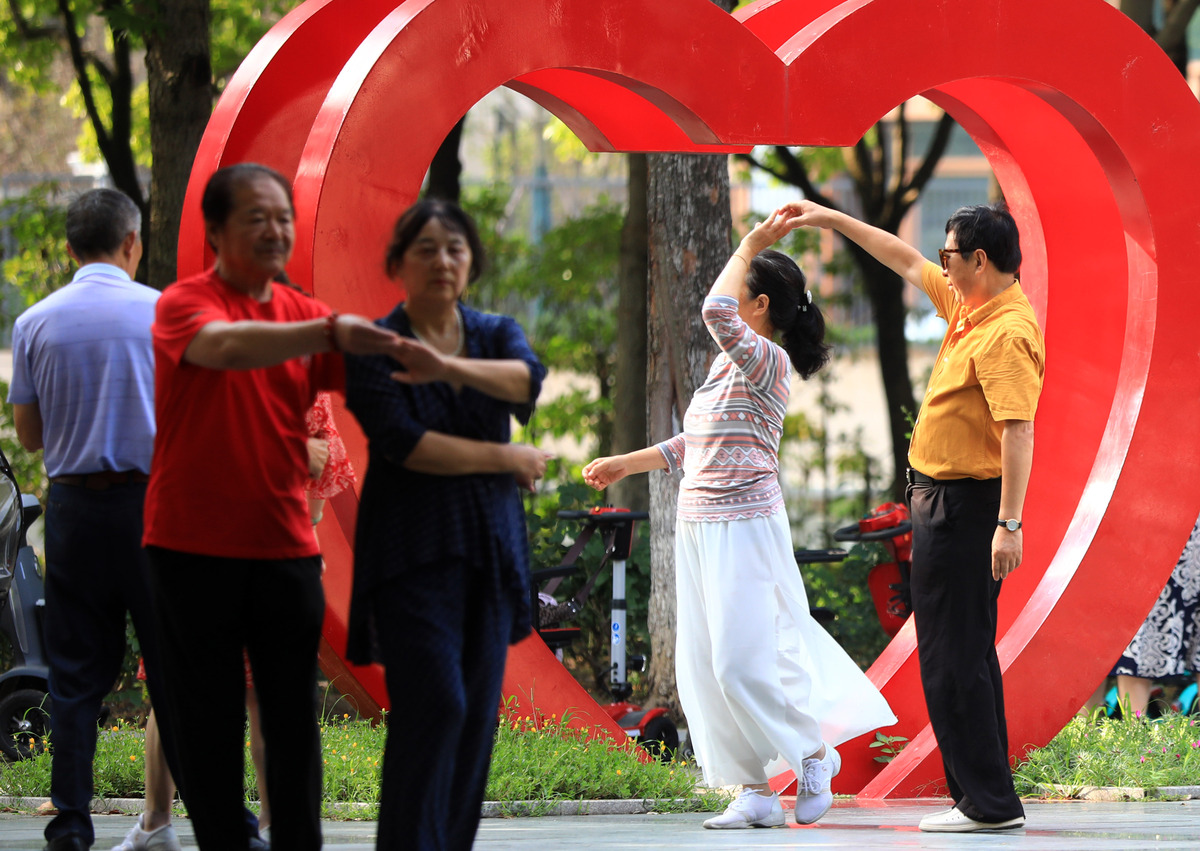 邻里守望，唱响夕阳赞歌：老年运动会简报 - 老年运动会展现老有所为