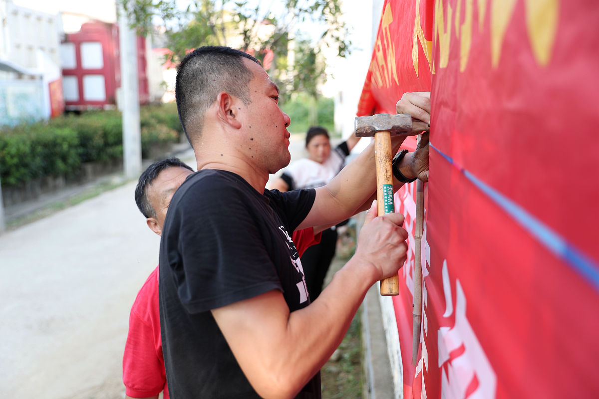 帮我写篇新闻稿以乡镇人大的口吻内容是人大代表助力文明祭祀做好宣传员示范员监督员。要求标题对仗工整、有吸引力文字精炼词语优美文笔出彩