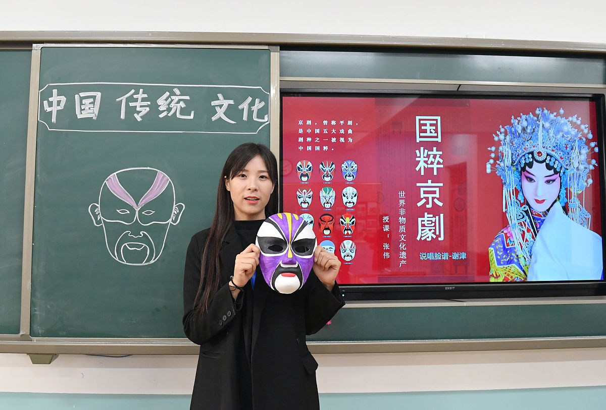2020年10月28日,河南省商丘市,夏邑拔萃双语学校老师张伟在给学生们讲