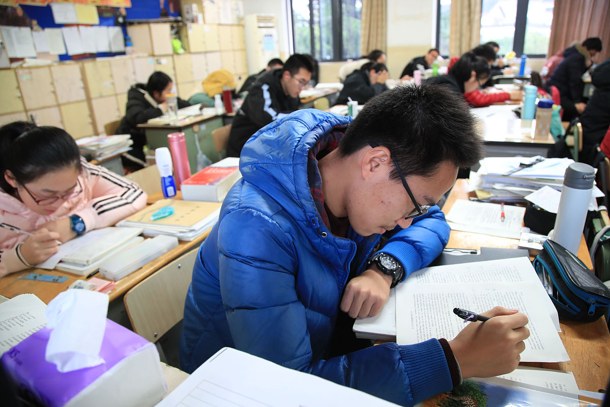 2019年12月24日,浙江宁波镇海中学,正在上课的高三年级同学.
