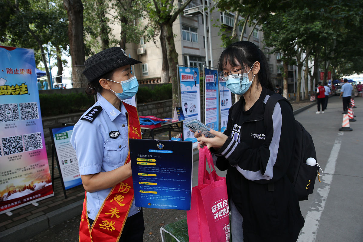 中秋国庆期间，留置看护辅警张涛好人好事：岗位上温暖，路途中善良
