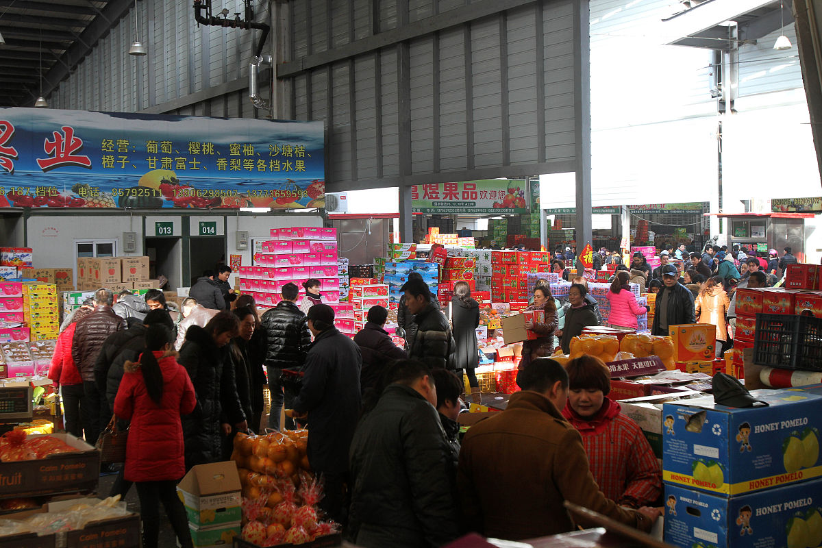    2014年1月27日 ,众多市民在江苏省南通农副产品物流中心水果交易区