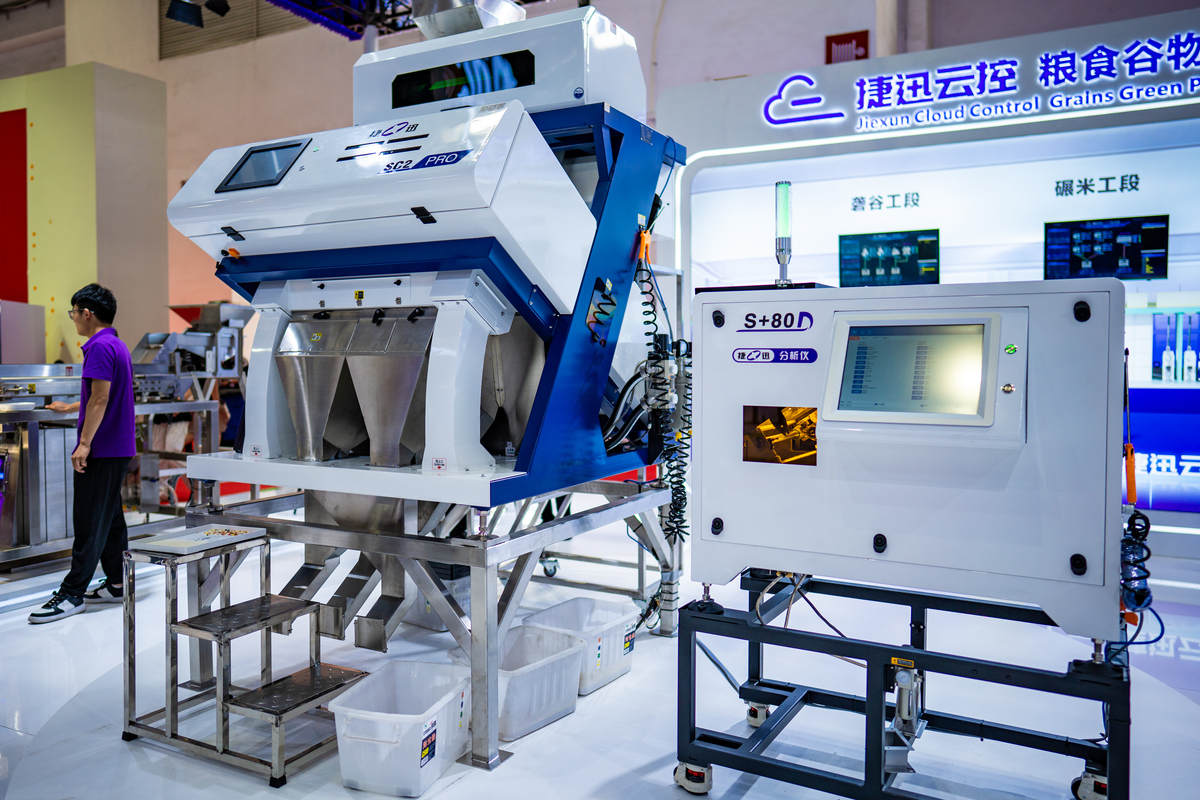 Exhibition Press Release EnglishHuazhou Machinery participated in the 14th International Exhibition on Woodworking Machinery March 15 the 14th International exhibition on woodworking machinery and fur