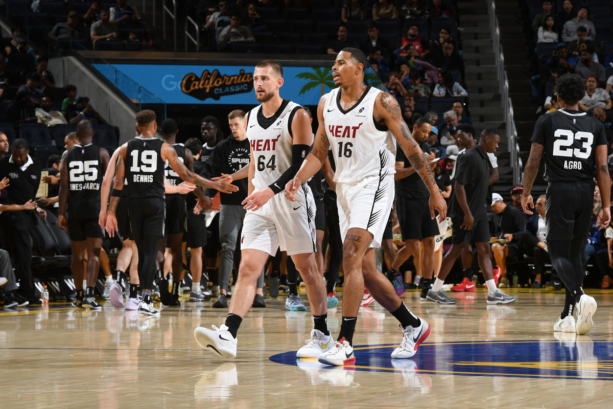NBA比赛规则是什么？请详细介绍NBA比赛规则，包括比赛时间、得分规则、换人规则等方面。