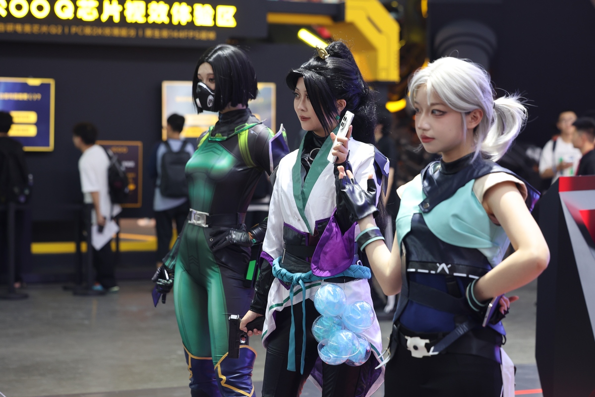 赛博朋克为主异能与魔法为辅的卡牌世界里会用卡牌的人被成为卡师。主角男扮女装直播捣毁犯罪窝点后被同为卡师的榜一大哥所欣赏他以为主角是漂亮的女孩并邀请他一起约会。请设计一系列有趣惊险刺激或者搞笑的剧情。