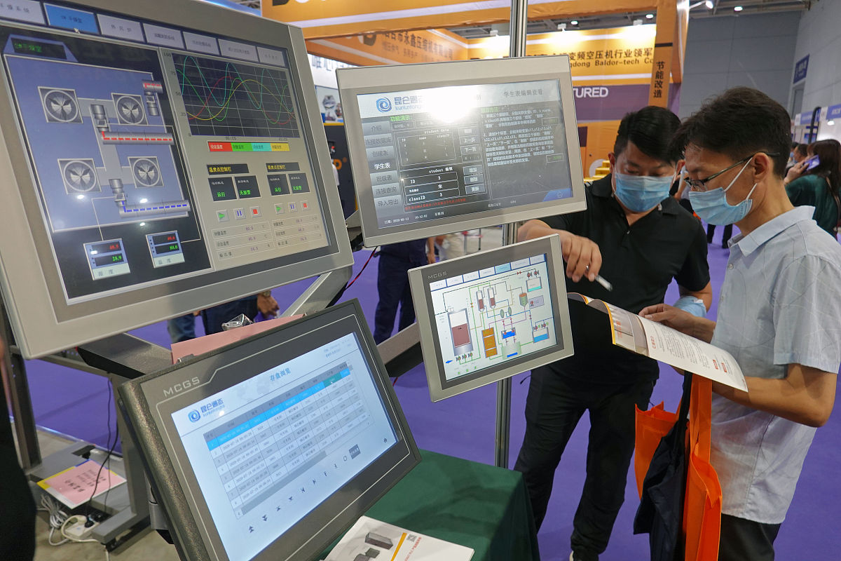 中国工业智能化核密度估计图右拖尾现象解读