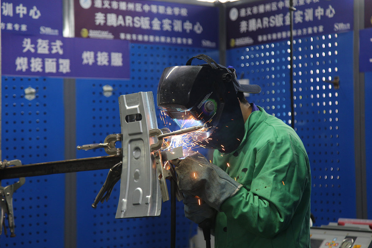 女生可以读重庆汽修学校吗前景怎么样