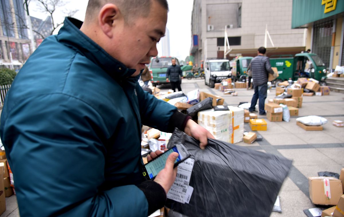 2009年1月16日杨某趁在快递公司分拣线上班之机盗走输送带上一部小米手机经鉴定赃物价值人民币6999元。 帮我拓展时间细节1000字