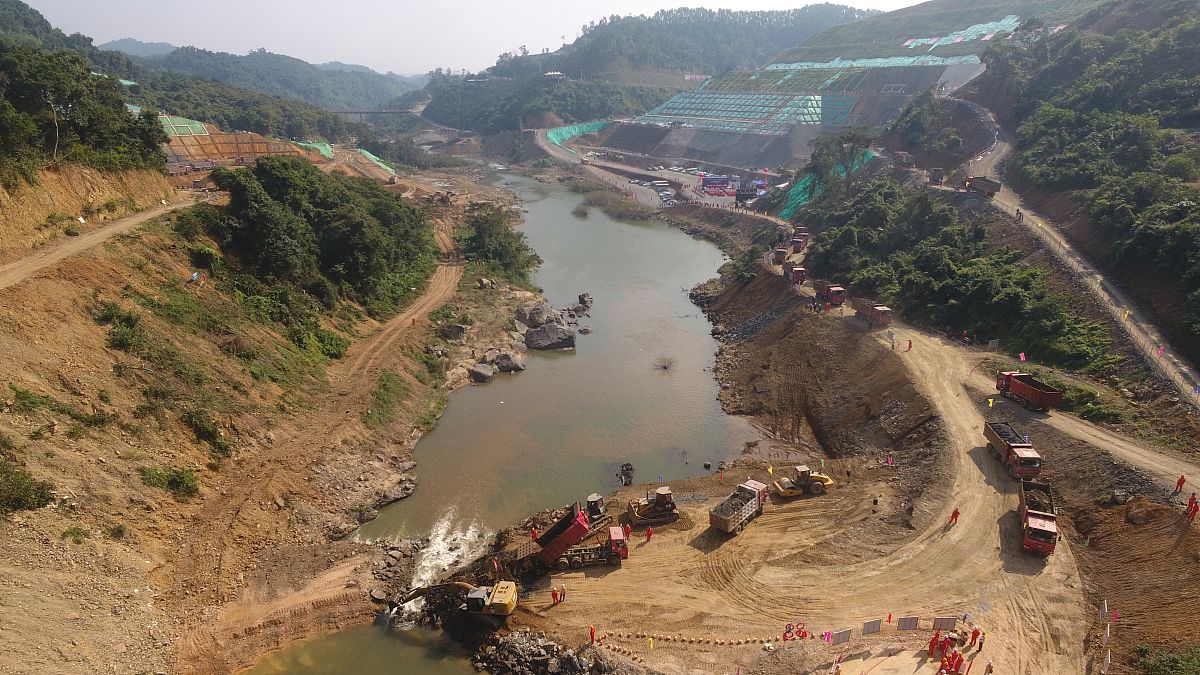 从力学应用工程的角度详细分析河南驻马店水库溃坝事件发生的原因。这给工程师和设计师什么启示