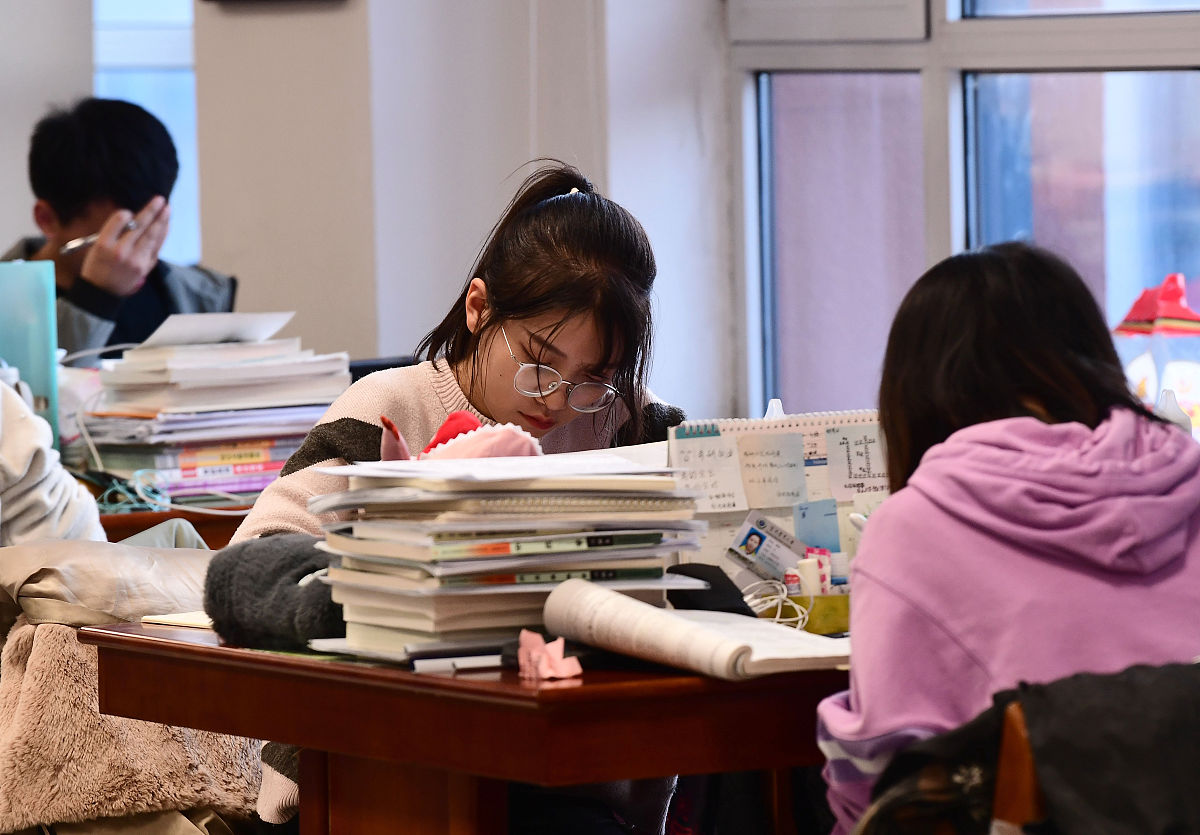 2019年11月26日,沈阳,在沈阳农业大学,考生在图书馆内复习,备战研究生